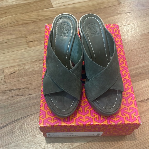 Tory Burch Bailey Wedge Mule in Banana Leaf Green Size 6 - Picture 1 of 6